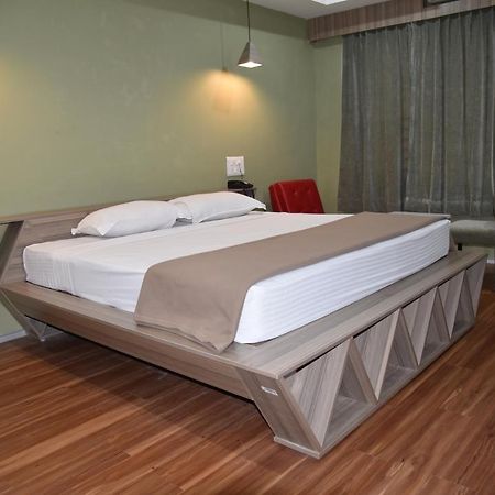 Hotel Bhimas Paradise ティルパティ エクステリア 写真